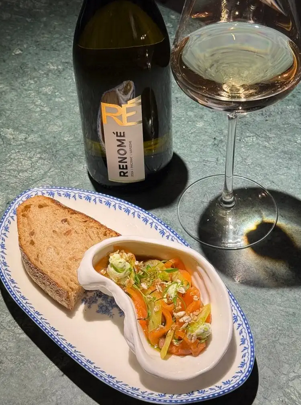 Багет, паштет и жёлтый плед